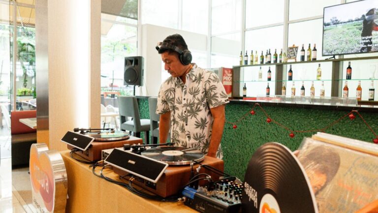 ARTOTEL Harmoni Jakarta Ajak Publik Bernostalgia Lewat “Piringan Hitam Party”: Sarapan, Berburu Vinyl, dan Nikmati Alunan Musik Analog
