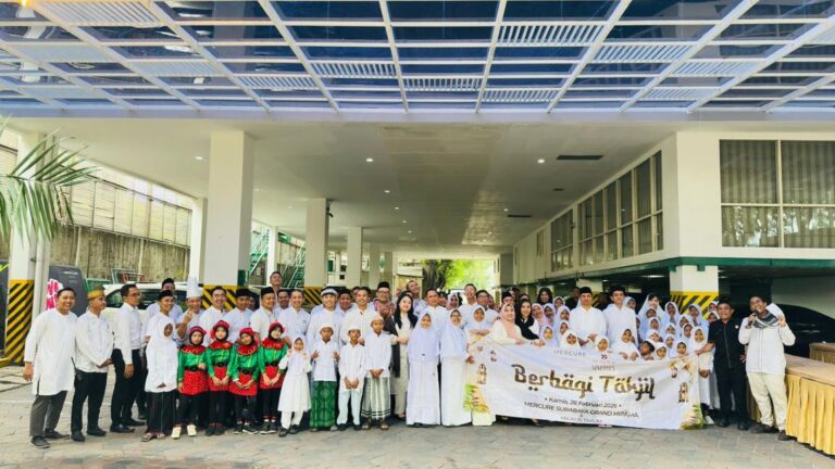 Mercure Surabaya Grand Mirama Rayakan HUT ke-19 dengan Instalasi Takjil 19 Meter dan Santunan Anak Yatim