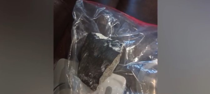 Meteorit Berdiameter 90 CM Menghantam Bumi, Menembus Atap Rumah Warga di Houston, AS