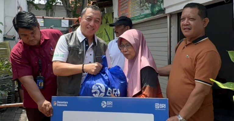 Salurkan 700 Paket Sembako, BRI Region 12 Surabaya Bukti Hadir untuk Masyarakat