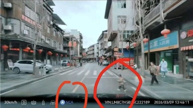 Mobil Huawei Menabrak Balita karena Tidak Mengurangi Kecepatan, Netizen yang Membagikan Video Dipaksa Menulis Surat Pernyataan