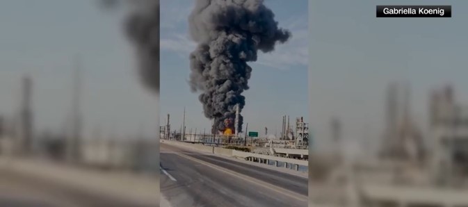 Kilang Minyak Besar di Pesisir Texas Meledak, Asap Tebal Membumbung dan Api Menjulang Tinggi