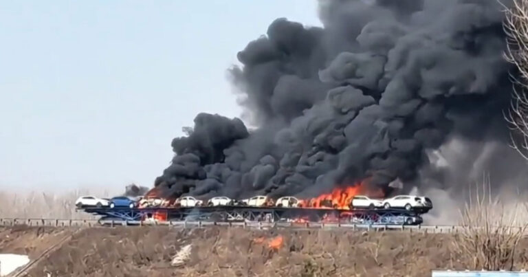 Belasan Kendaraan Energi Baru Terbakar di Jalan Tol Hebei, Tiongkok, Pemandangan Seperti Medan Perang