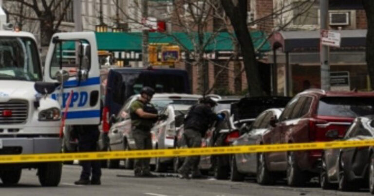Momen Mencekam di Depan Kediaman Wali Kota New York: Bom Dilempar ke Arah Kerumunan Demonstran