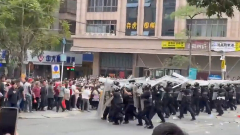 Aksi Protes Besar-besaran Meletus di Guangdong, Tiongkok, Warga Lempari Polisi Anti-Huru-Hara dengan Batu, Bentrokan Terjadi di Depan Balai Kota