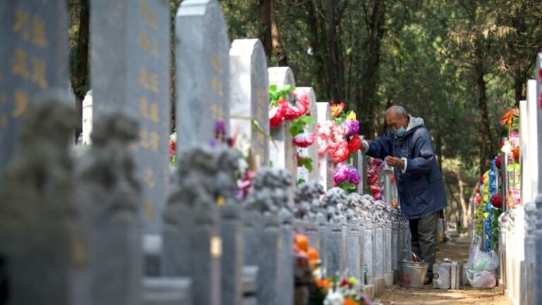 Seorang Pria Mengeluh Kelelahan Saat Ziarah Cheng Beng, Tiba-tiba Jatuh dan Meninggal Dunia