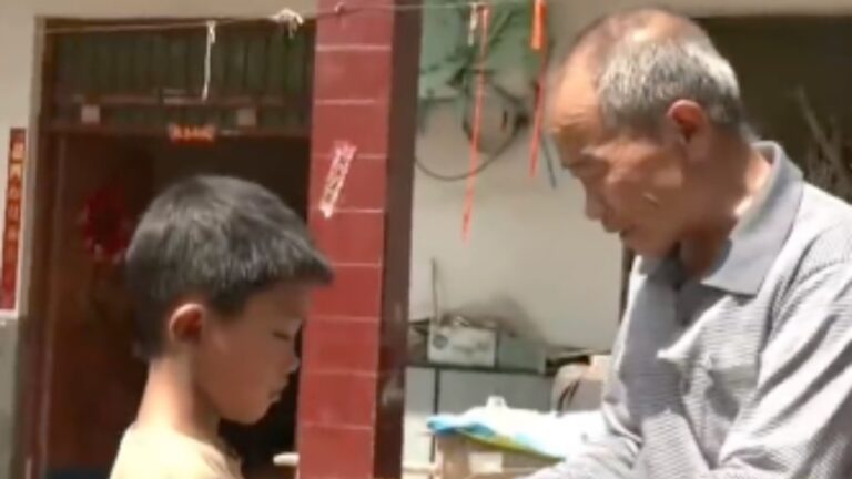 Takut Kakeknya Meninggal Dunia, Bocah 9 Tahun Diam-diam Membawa Pulang Daging Setiap Hari