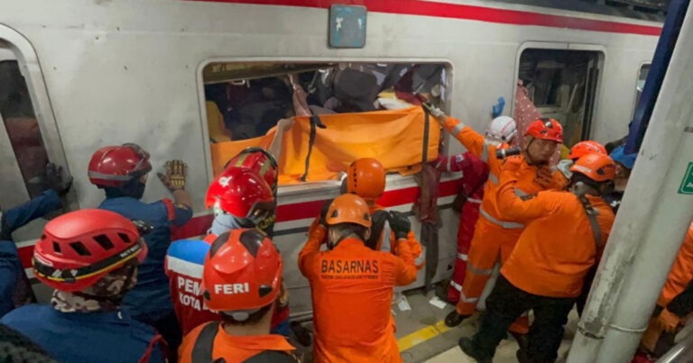 Tim Khusus Basarnas Special Group Dikerahkan Mengevakuasi Korban Tabrakan Maut KRL Commuter Line vs KA Argo Bromo 