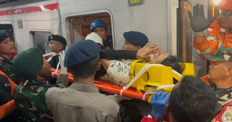 Tabrakan Maut KRL Commuter Line vs KA Argo Bromo di Stasiun Bekasi Timur : 7 Orang Tewas dan 85 Korban Selamat