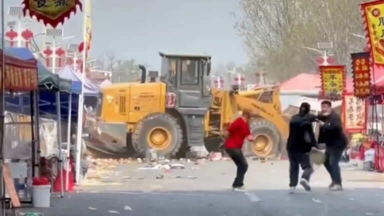 Insiden Bulldozer Menabrak Warga di Beijing, Banyak Korban Jiwa dan Terluka – Saksi Ungkap Fakta di Balik Kejadian 