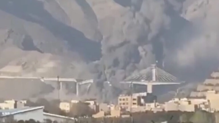 Donald Trump Membagikan Video Jembatan Terbesar Iran Dihancurkan: “Akan Ada Lebih Banyak Lagi”