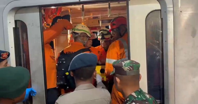 KAI Sampaikan Permohonan Maaf dan Fokus Evakuasi Penumpang yang Mengalami Kecelakaan di Stasiun Bekasi Timur