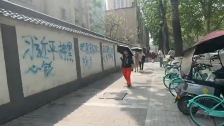Sejumlah Slogan Anti-Xi Jinping Disemprotkan di Jalanan Xi’an, Provinsi Shaanxi, Tiongkok,  Videonya Menjadi Viral