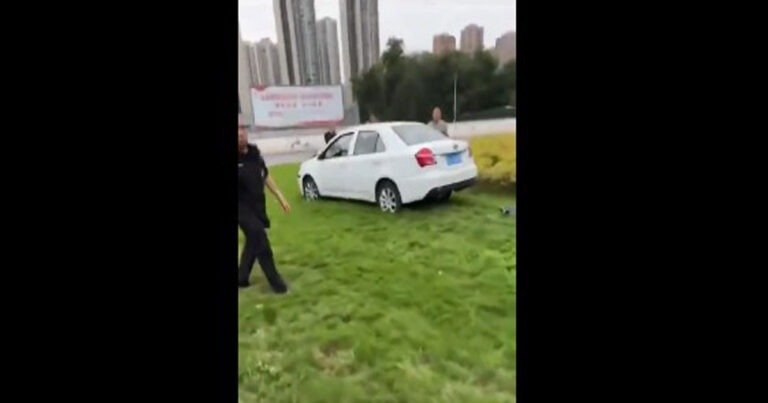 Mobil Tabrak Kerumunan di Depan Sekolah di Chengdu, Tiongkok, Dikabarkan Lebih dari 10 Orang Tertabrak