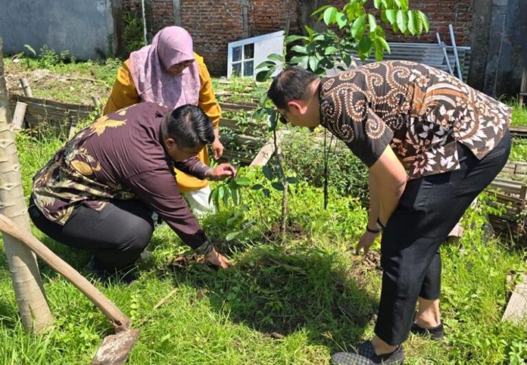 BRI Tanam Kebaikan untuk Bumi dan Ekonomi: Salurkan Bibit Produktif ke Kelompok Tani Kosagrha Lestari