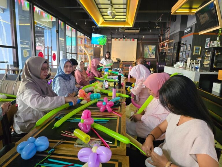 Balon, Tawa, dan Kreativitas Warnai Workshop Buket Balon di ARTOTEL Hayam Wuruk – Surabaya