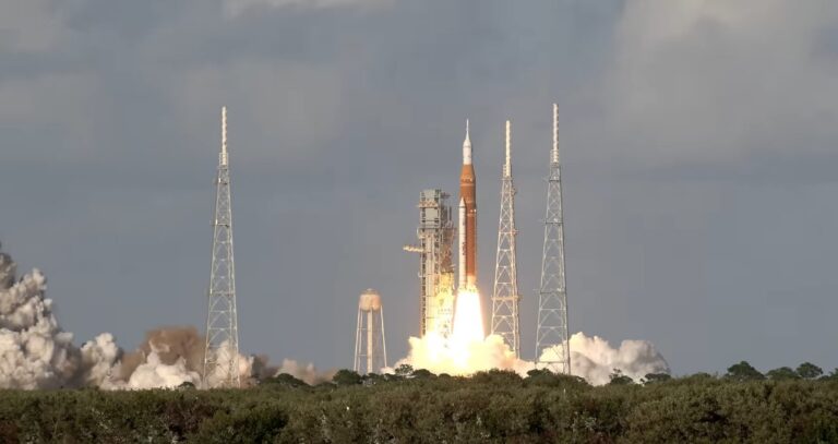 Kapal Antariksa Berawak NASA Diluncurkan Menuju Bulan