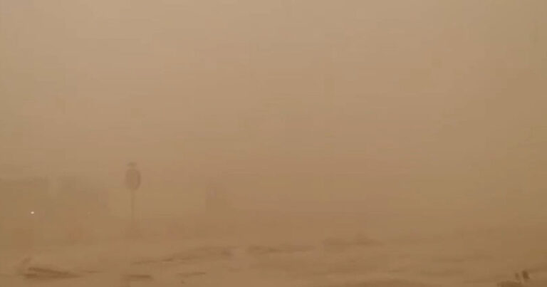 Badai Pasir Melanda Banyak Wilayah Xinjiang, Tiongkok,  Langit Gelap Gulita, Pemandangannya Mencekam