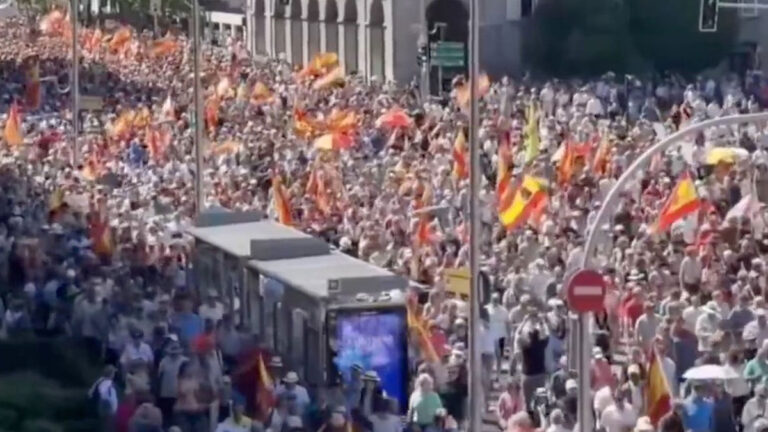 Menentang Kebijakan Pemerintahan Kiri, Aksi Demonstrasi Besar-besaran Meledak! Puluhan Ribu Warga Spanyol Tuntut PM Pedro Sánchez Mundur