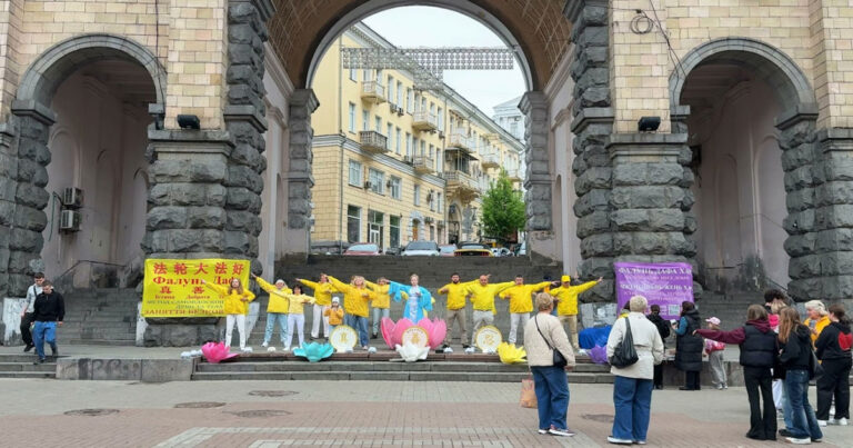 Hari Falun Dafa Sedunia di Ukraina: Para Praktisi Menyebarkan Informasi Tentang Falun Dafa di Pusat Kota Kyiv