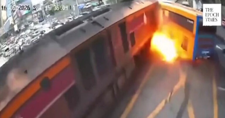 Kecelakaan Kereta Api di Thailand: Kereta Tabrak Bus, 8 Orang Tewas dan 32 Orang Terluka