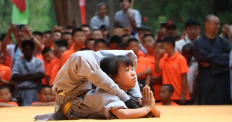 Gadis 12 Tahun Jago Kungfu Pecahkan Dua Rekor Guinness dengan 69 Salto Kepala dalam 1 Menit dan 11 Kali Split dalam 1 Menit