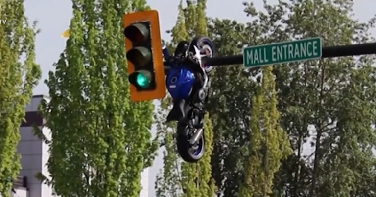 Kecelakaan Aneh: Sepeda Motor Setelah Menabrak BMW Malah Tersangkut di Lampu Lalu Lintas