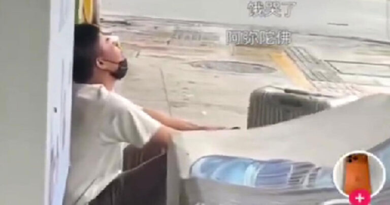 Seorang Pekerja Migran di Sichuan, Tiongkok Menangis Histeris di Jalan : “Saya Tidak Punya Uang Sepeser pun” 