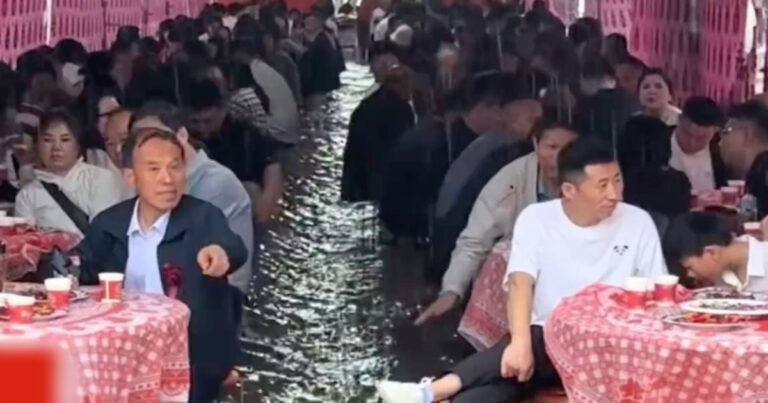Pesta Pernikahan Berubah Menjadi “Pesta Terapung” Gara-gara Hujan Deras, Para Tamu Bersantap Sambil Duduk di Genangan Air 