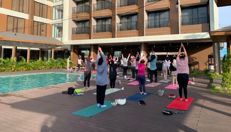 MYZE Hotel Sumenep Ajak Outdoor Yoga di Tepi Kolam: Harmoni Tubuh, Pikiran, dan Gaya Hidup Modern
