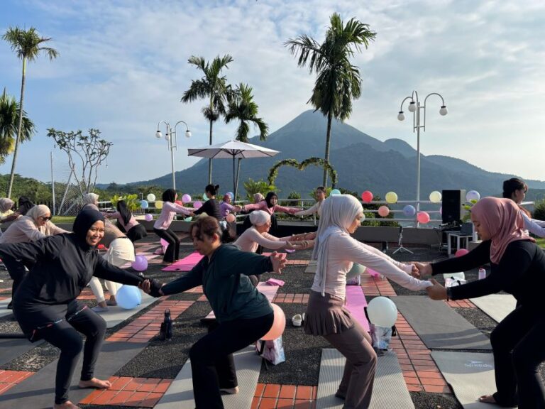 Yoga Outdoor dengan Pemandangan Alam Trawas, Grand Whiz Hotel Hadirkan Pengalaman Sehat Ala Gen Z