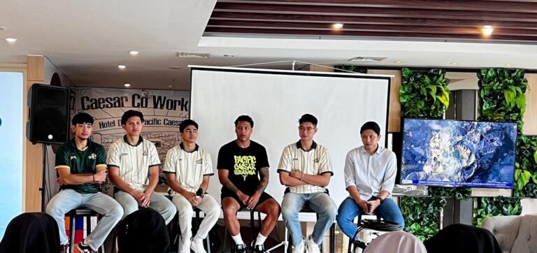 Interaksi dengan Para Pemain Pacific Caesar Basketball Surabaya Meriahkan Bazar Rakyat 2026 Dafam Pacific Caesar