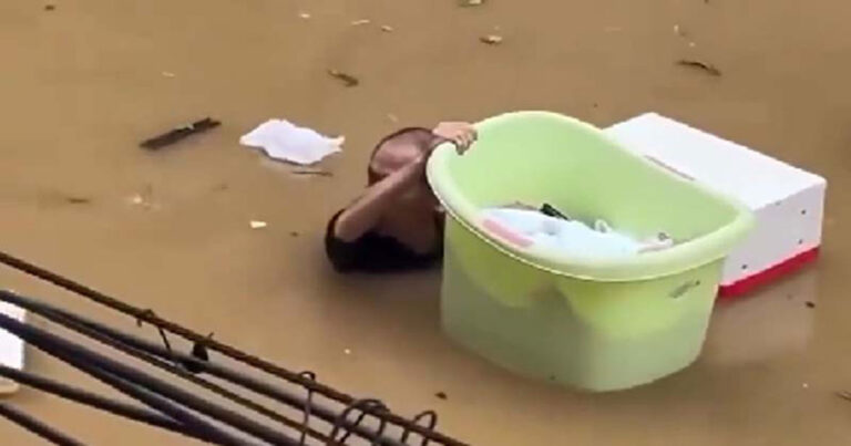 Bayi Dievakuasi di Dalam Ember Saat Banjir Melanda Hubei, Tiongkok,  Warga Menuding Ada Pelepasan Air Bendungan Tanpa Peringatan (Disertai Video)