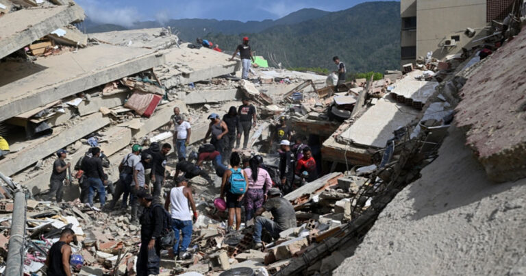Gempa Dahsyat di Venezuela : Ajaib! Bayi Merangkak Keluar dari Reruntuhan Tanpa Terluka (Beredar Banyak Video)