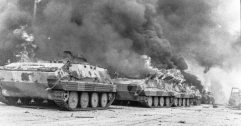 Foto-foto Eksklusif Tragedi 4 Juni 1989 yang Pertama Kali Dipublikasikan Setelah 37 Tahun : Penindasan dengan Tank 