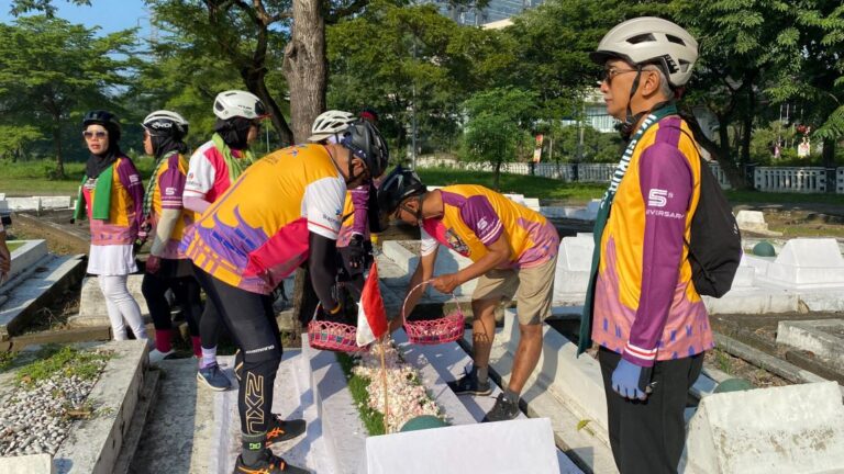Gowes, Tabur Bunga, hingga Parikan: Grand Whiz Hotel Praxis Tutup Rayakan 1st Anniversary dengan Napak Tilas Kepahlawanan