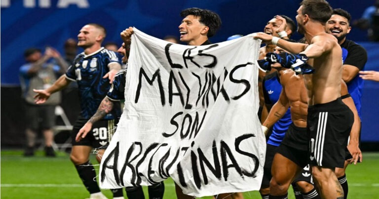 Inggris Desak FIFA Selidiki Aksi Argentina yang Bentangkan Spanduk Kepulauan Falkland di Piala Dunia