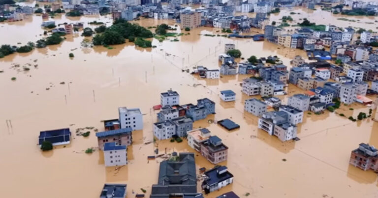 Banjir Melanda Berbagai Daerah di Guangdong, Tiongkok Setelah Diterjang Topan Noul ,  Banyak Warga Terjebak dan Meminta Bantuan Darurat