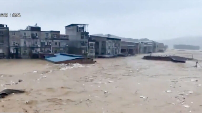 Bendungan Waduk Liulan di Guangxi, Tiongkok Jebol, Banjir Besar Menerjang dan Menenggelamkan Permukiman