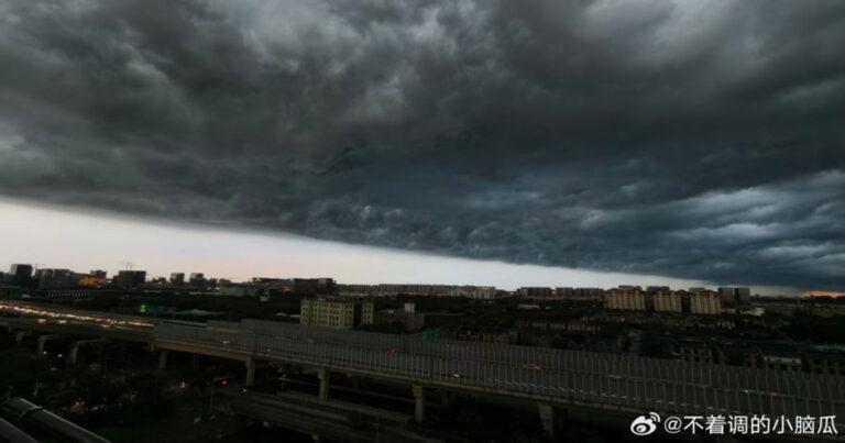 Hujan Lebat Kembali Melanda Shanghai, Awan Hitam Menutupi Langit Bak Lautan yang Terbalik