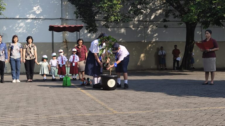 MPLS Santa Maria Surabaya Hadirkan Prosesi Pohon Serviam MPLS Ramah dengan Sentuhan Edukatif