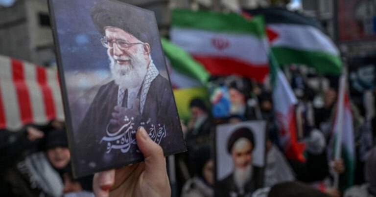 Iran Memperingatkan Trump dan Israel! Fakta di Balik Pemakaman Khamenei yang Membuat Dunia Tegang
