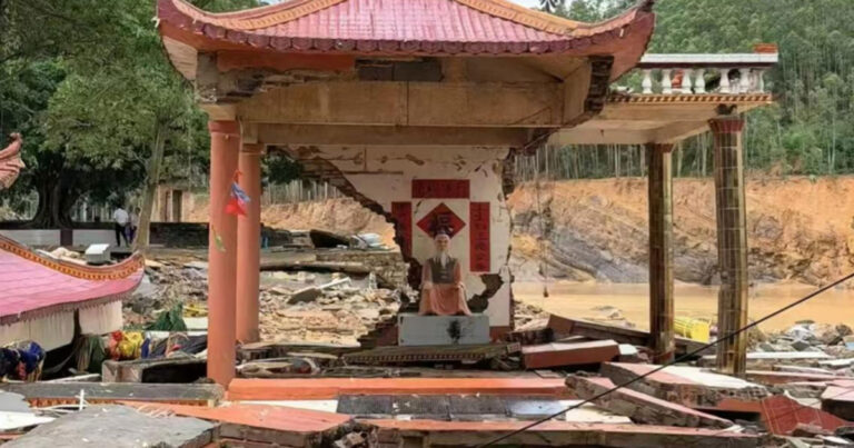 Banjir di Guangxi, Tiongkok Menghancurkan Kuil Dewa Tanah, Patung Dewa Tetap Duduk Utuh di Tempatnya 