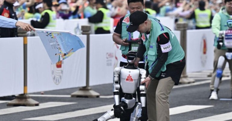 Laporan Media Jerman : Akibat Kena “Ilmu Pelet” AS, Xi Jinping Sedang Dijatuhkan oleh Robot Humanoid
