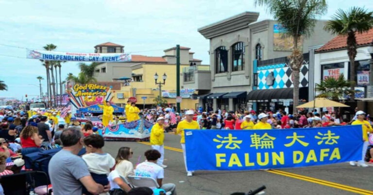 Parade HUT Kemerdekaan AS ke 250 di Califronia Selatan Semarak, Falun Dafa Tampil Memukau 