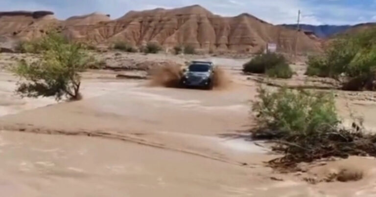 Banjir Langka Melanda Gurun di Xinjiang dan Gansu, Tiongkok, Wilayah Gurun Berubah Menjadi Hamparan Air (Disertai Video)