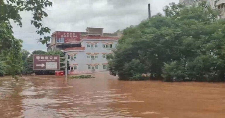 Air Banjir di Chongzuo, Guangxi, Tiongkok, Naik Hingga Mencapai Lantai Dua atau Tiga Rumah Warga Menyebabkan Kerugian Besar