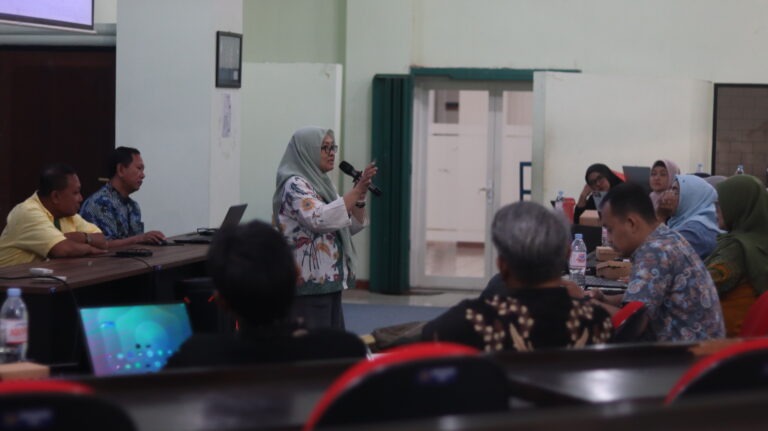 Unesa Dampingi Guru SD di Surabaya Dorong Manfaatkan AI untuk Kembangkan Bahan Ajar