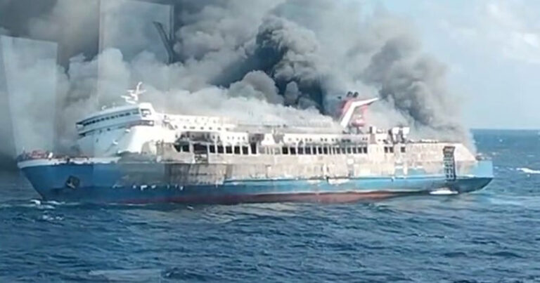 Feri Mutiara Sentosa 2  Surabaya-Makassar Terbakar di Laut Jawa, Penumpang Dievakuasi di Tengah Kepulan Asap 