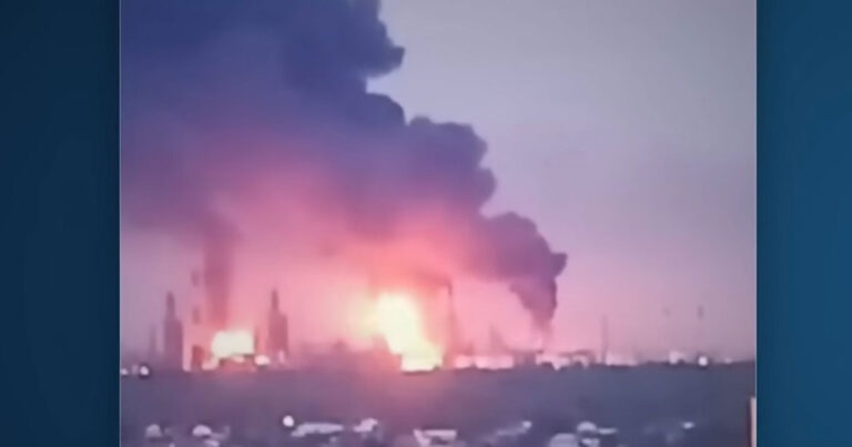 Rusia Dihantam dari Berbagai Arah! Kilang Minyak Terbakar, Ukraina Gempur Laut Hitam